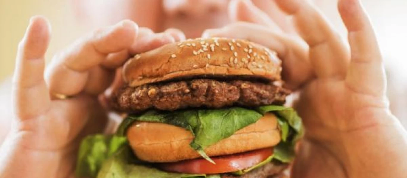Γιατί είναι πολύ σημαντικό να μην τρώμε λαίμαργα σύμφωνα με τους διατροφολόγους;